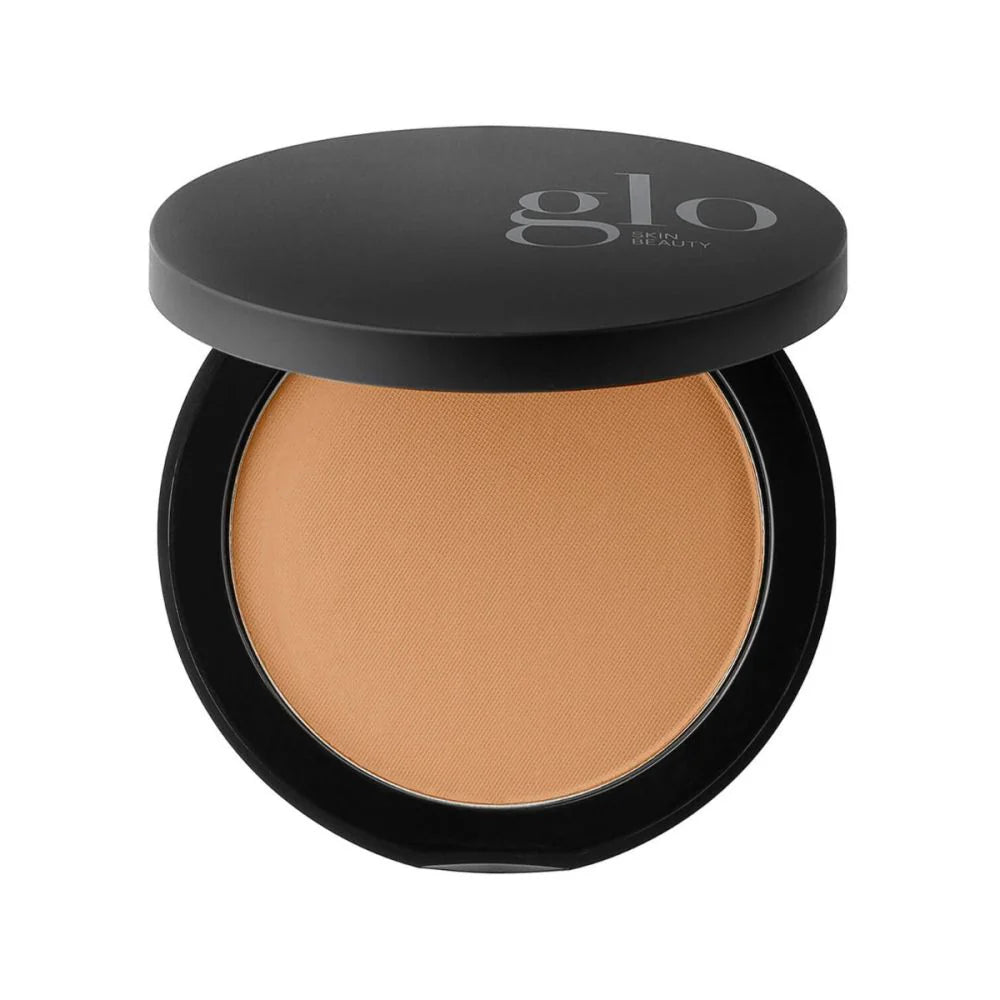 Kompakter Bronzer mit schwarzem Deckel im matten Farbton Tawny Light, Deckel beschriftet mit Glo Skin Beauty
