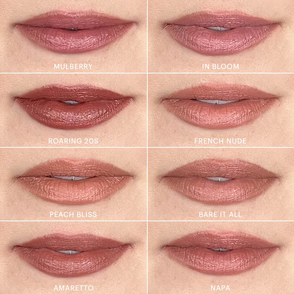 Acht Satin-Lippenstift-Swatches, beschriftet mit Mulberry, In Bloom, Roaring 20s, French Nude, Peach Bliss, Bare It All, Amaretto und Napa.