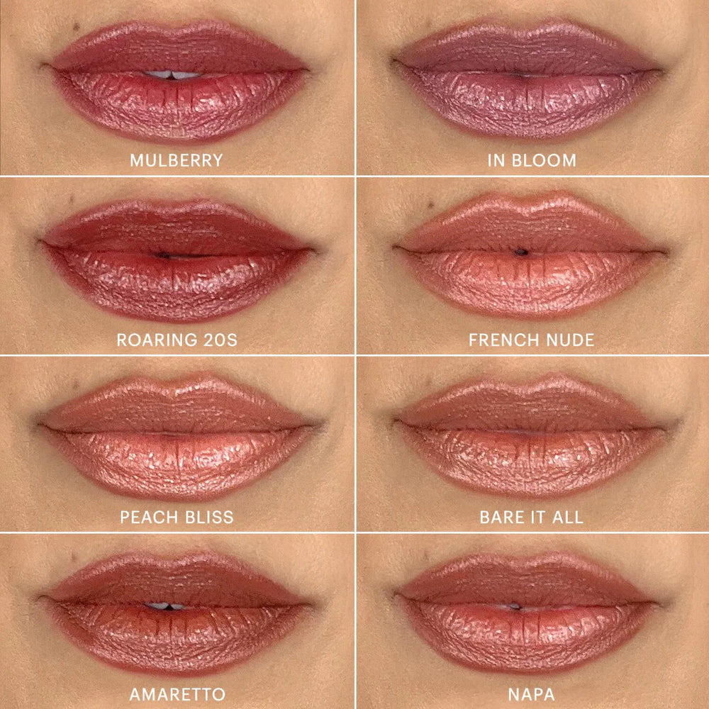 Acht Lippenstift-Swatches, beschriftet mit Mulberry, In Bloom, Roaring 20s, French Nude, Peach Bliss, Bare It All, Amaretto und Napa.