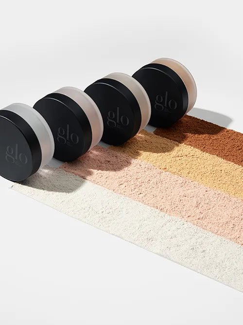 Glo Skin Beauty Lose Setting Powder Tiegel mit Puder-Swatches in transparenten und getönten Nuancen