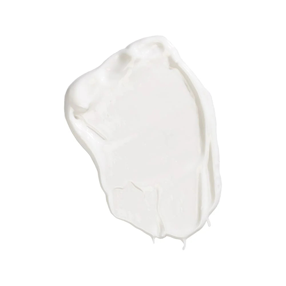 Weiße Sonnencreme auf weißem Hintergrund, glatte glänzende Textur mit feinen Rillen und Tropfen.