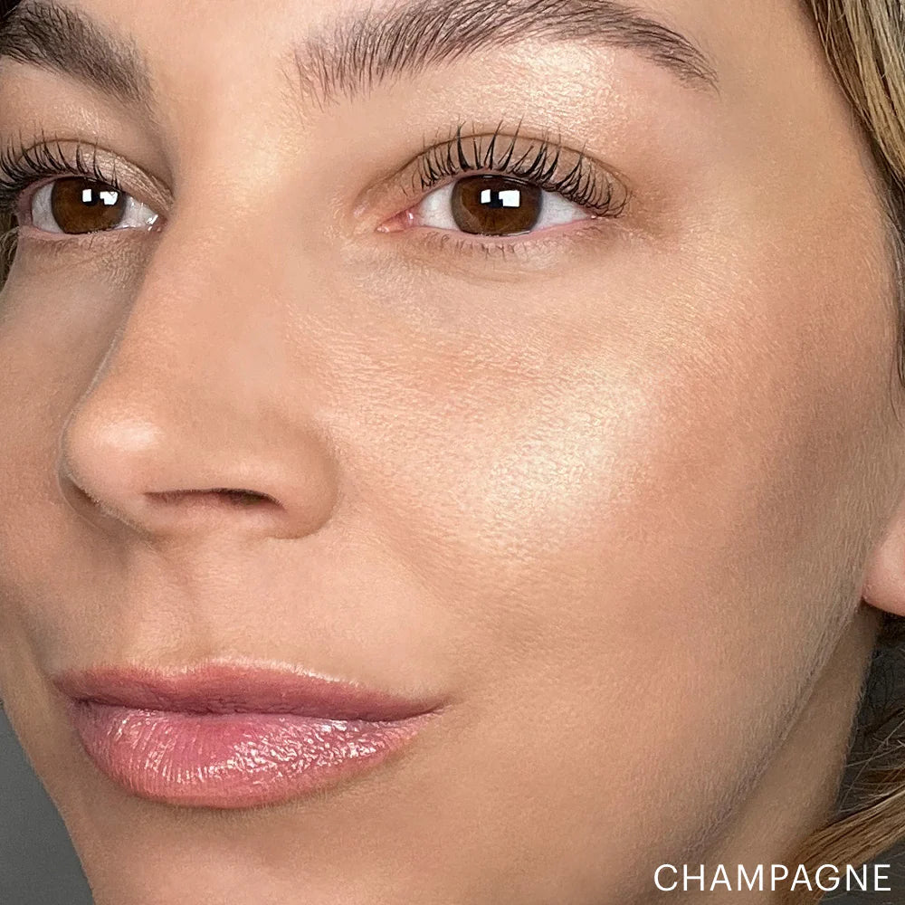 Glo Skin Beauty Skin Glow Stick Highlighter Champagne: Glow-Effekt auf dem Wangenknochen