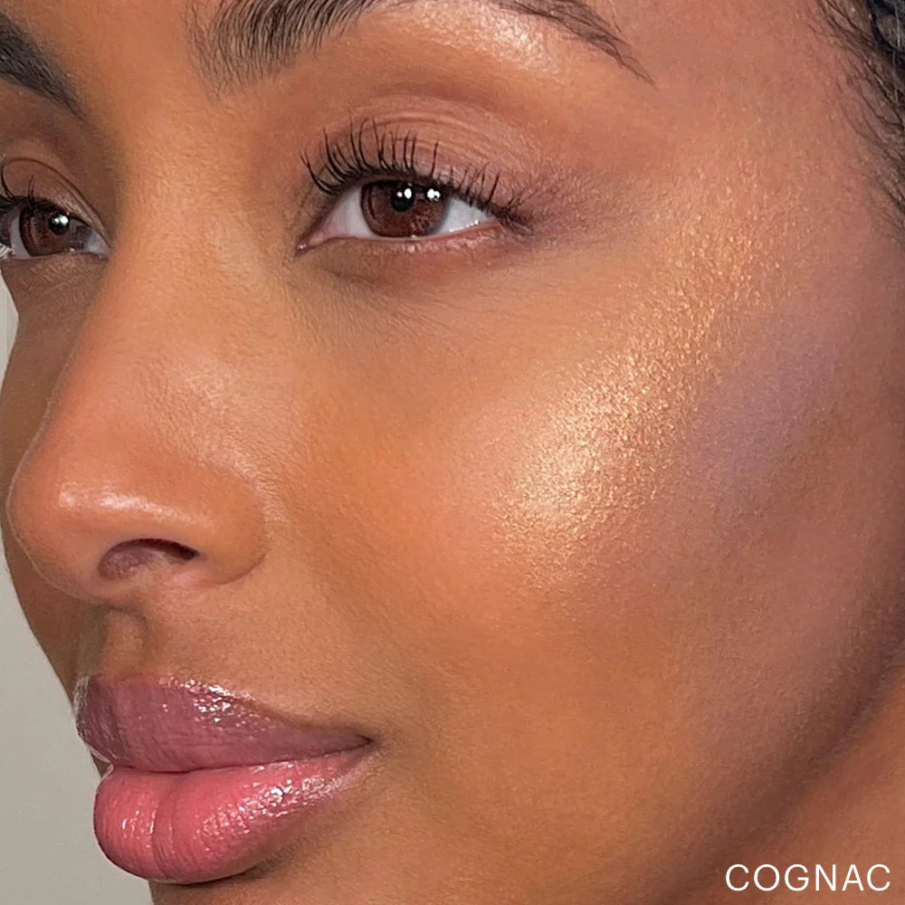 Glo Skin Beauty Skin Glow Stick Highlighter Cognac: Glow-Effekt auf dem Wangenknochen