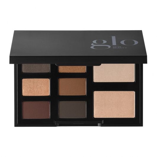 Schwarzes Kompakt, beschriftet mit Glo Skin Beauty, mit neun neutralen Lidschatten und zwei größeren Face-Pans, Farbton Mixed Metals